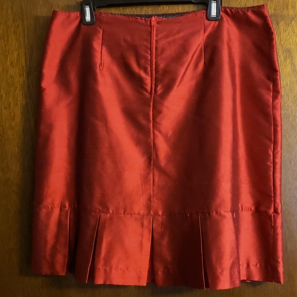 Red silk skirt, pleated hem, silk lined, size 14 - Picture 3 of 5